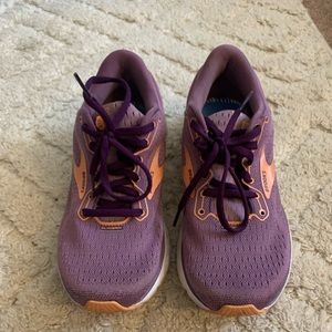 Brooks running shoes / sneakers